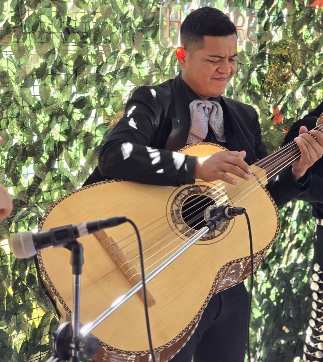 Oswald Martínez con la guitarra