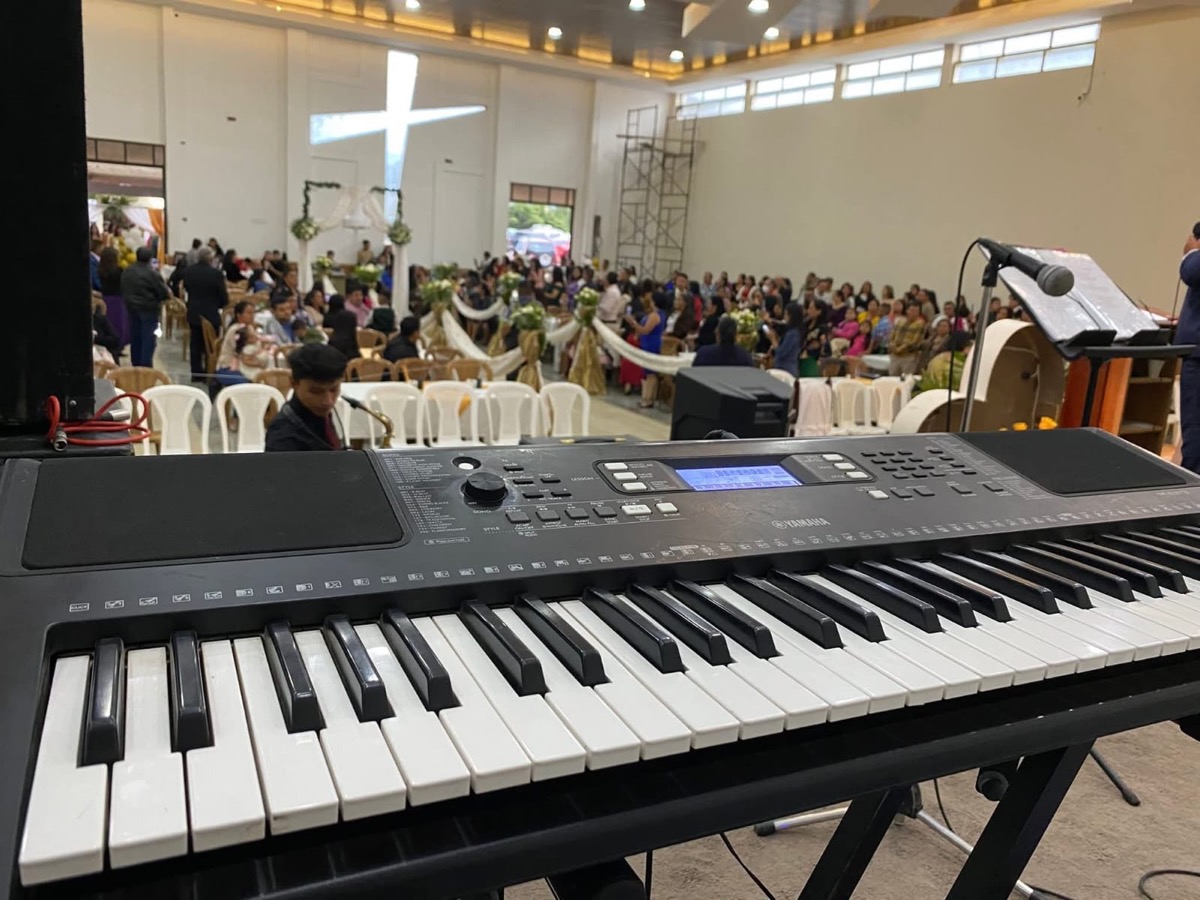 Oswald Martínez tocando el teclado en una presentación